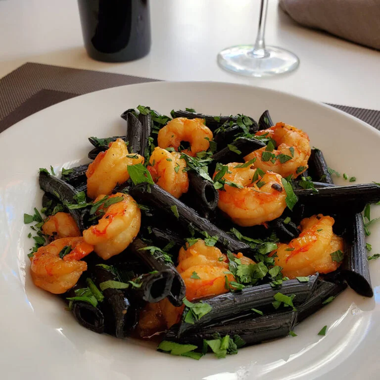 Penne tinta de calamar con camarones